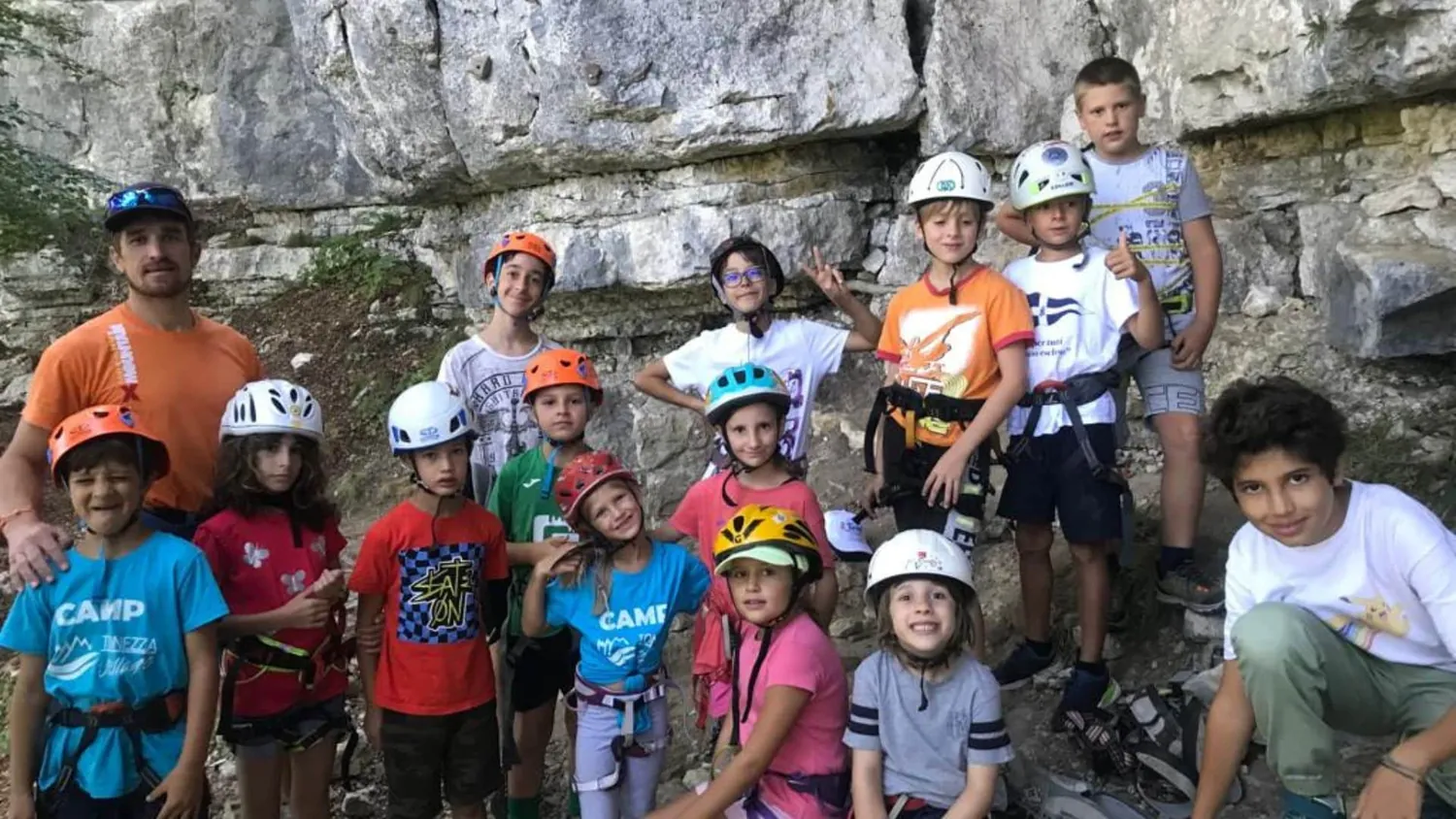 Bambini del Camp durante un'attività estiva all'aria aperta