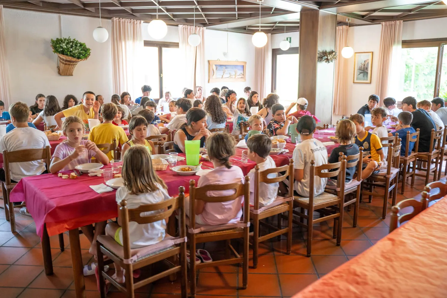 Bambini del camp a tavola durante il pranzo, nella sala dell'Hotel Bucaneve