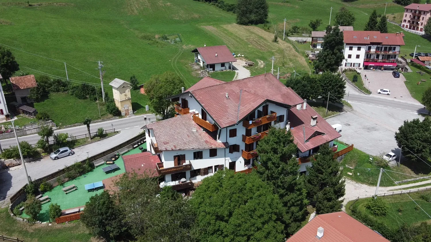Veduta aerea dell'Hotel Bucaneve, sede del camp, tra i prati di Tonezza