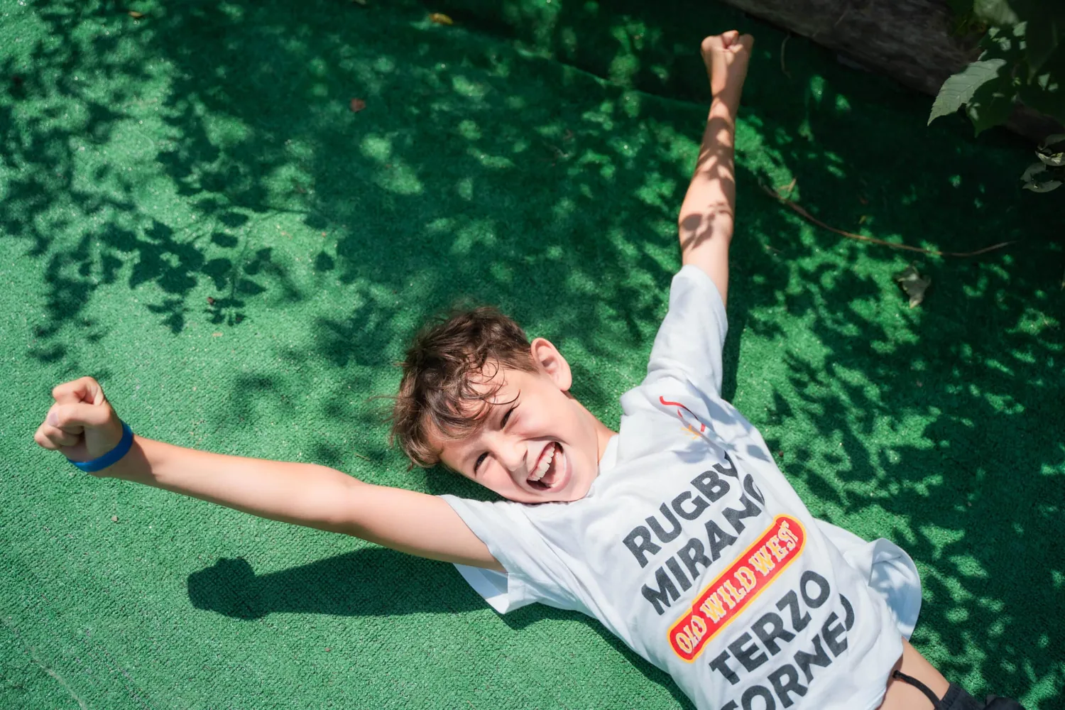 Un bambino del camp ride felice sdraiato sul prato