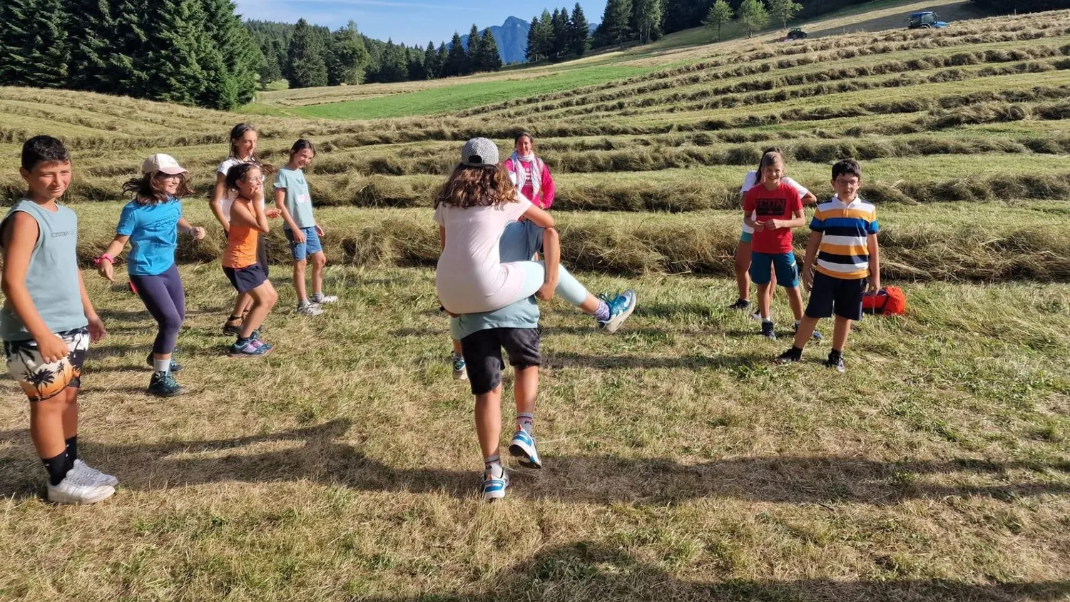 Bambini del camp giocano nel prato di montagna, lontani dagli schermi