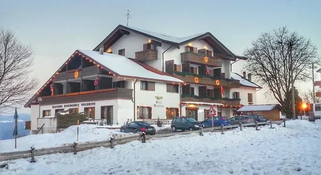 L’Hotel Bucaneve innevato a Tonezza del Cimone