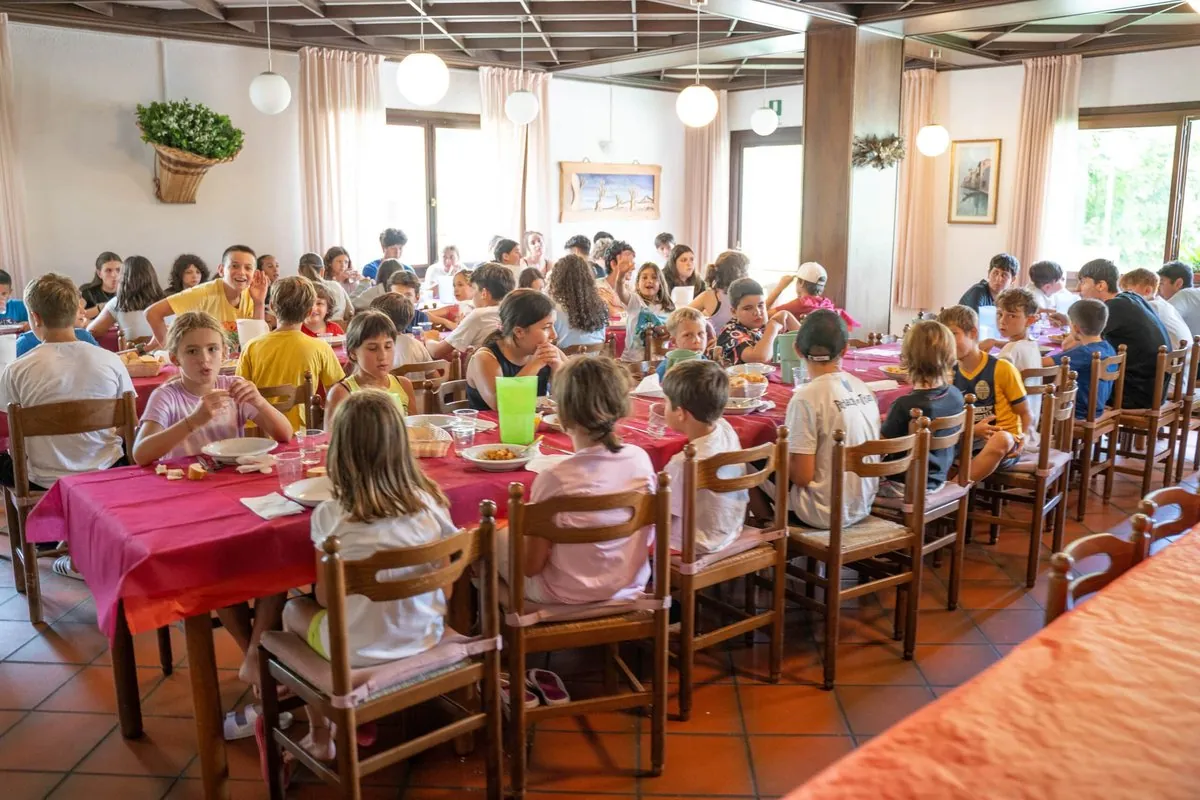 La sala da pranzo dell’Hotel Bucaneve con i ragazzi del Camp a tavola