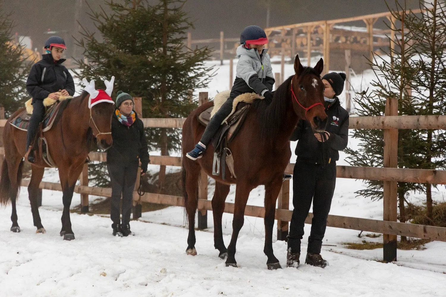 Ragazzi del Camp a cavallo sulla neve con gli istruttori