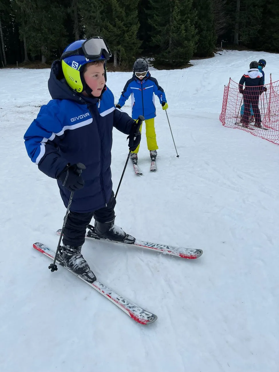 Bambino del Camp alla sua prima lezione di sci